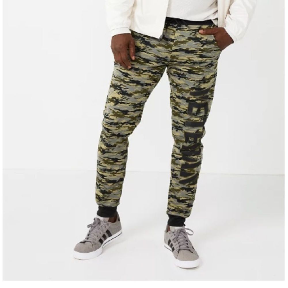 Men's size Large Community  Camo Veterans Jogger Pants, New with tag